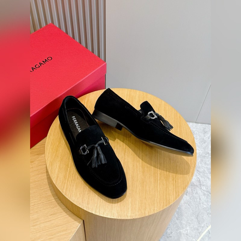 Ferragamo菲拉格慕Gancini扣飾流蘇鞋 這款男士樂福鞋精緻華美，閃亮