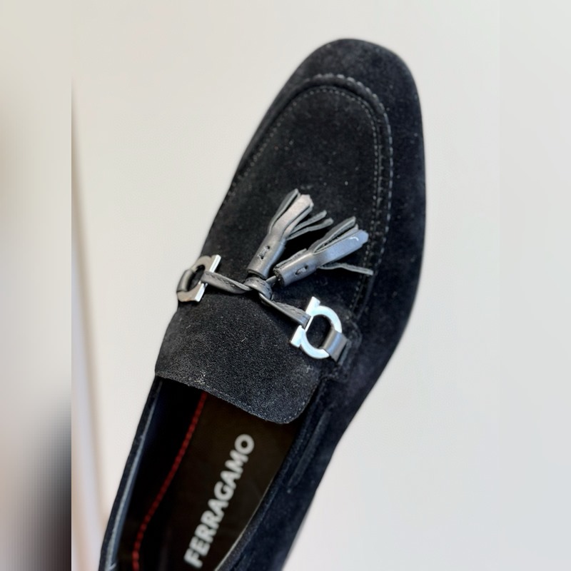 Ferragamo菲拉格慕Gancini扣飾流蘇鞋 這款男士樂福鞋精緻華美，閃亮