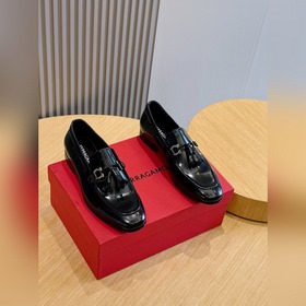 Ferragamo菲拉格慕Gancini扣飾流蘇鞋 這款男士樂福鞋精緻華美，閃亮