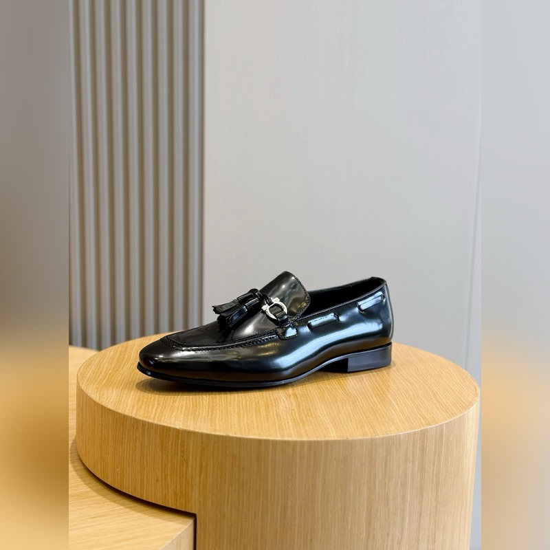 Ferragamo菲拉格慕Gancini扣飾流蘇鞋 這款男士樂福鞋精緻華美，閃亮