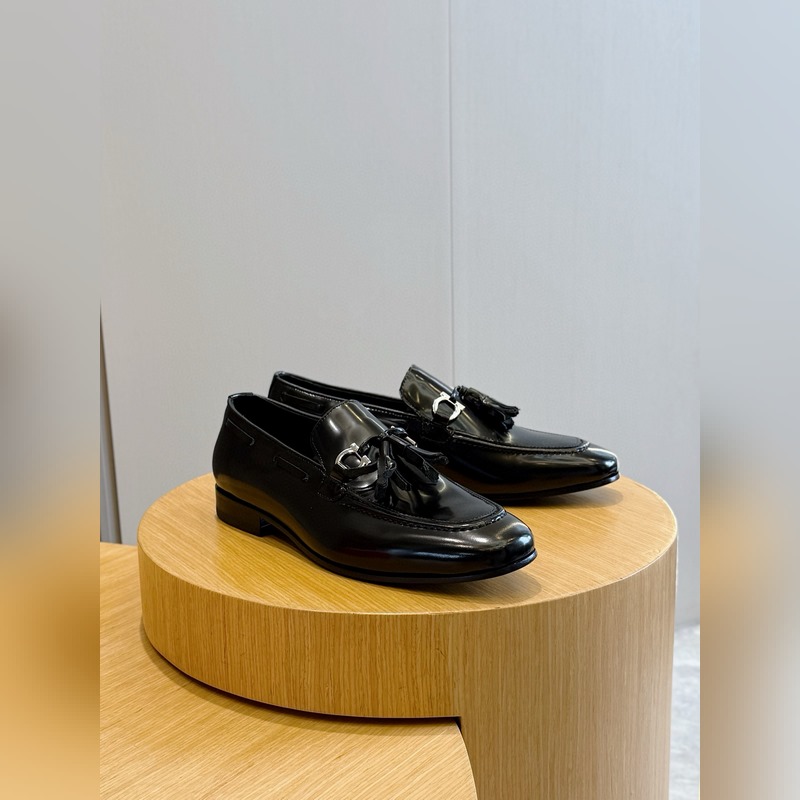 Ferragamo菲拉格慕Gancini扣飾流蘇鞋 這款男士樂福鞋精緻華美，閃亮