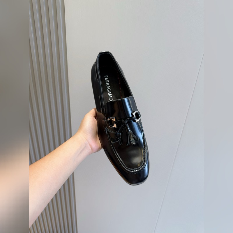 Ferragamo菲拉格慕Gancini扣飾流蘇鞋 這款男士樂福鞋精緻華美，閃亮