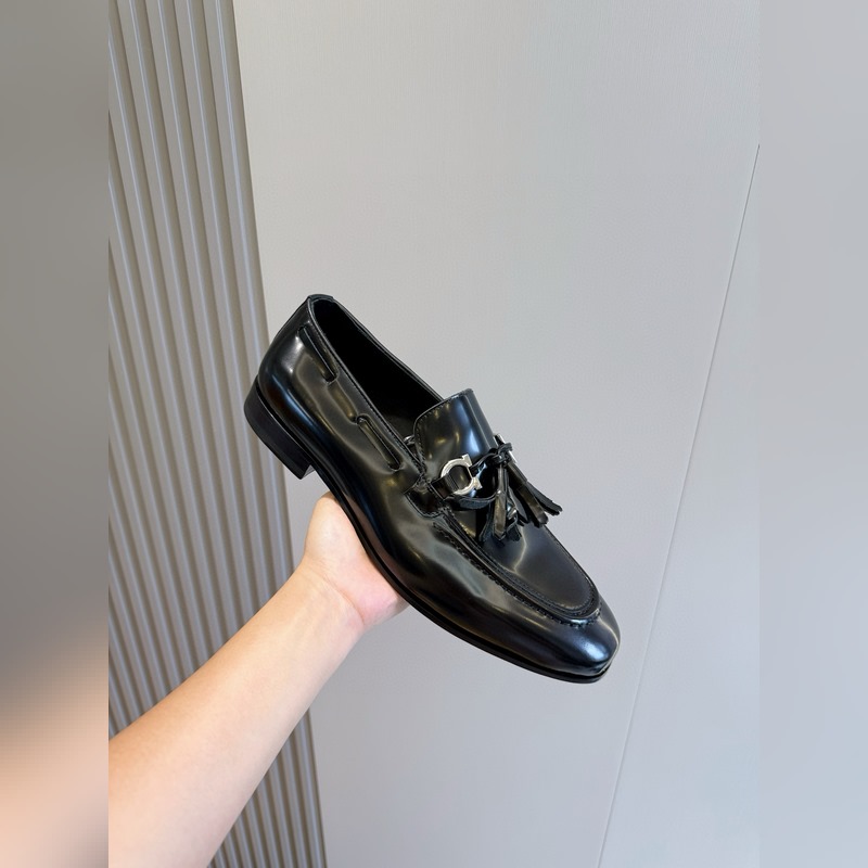Ferragamo菲拉格慕Gancini扣飾流蘇鞋 這款男士樂福鞋精緻華美，閃亮