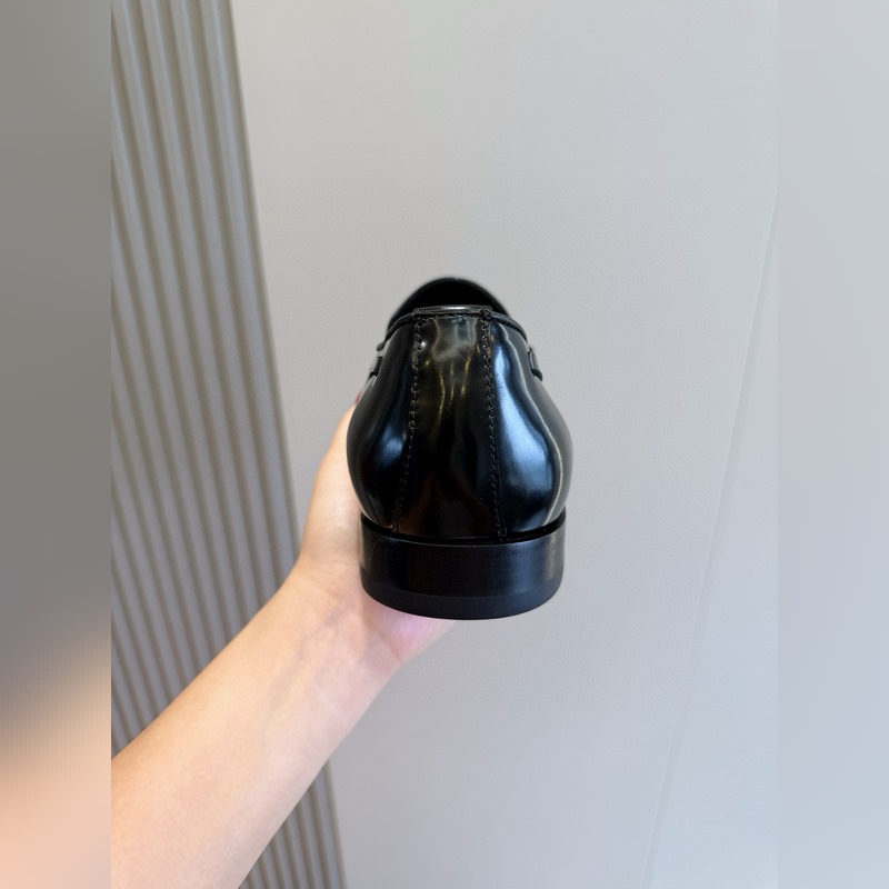 Ferragamo菲拉格慕Gancini扣飾流蘇鞋 這款男士樂福鞋精緻華美，閃亮