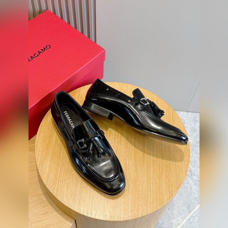 Ferragamo菲拉格慕Gancini扣飾流蘇鞋 這款男士樂福鞋精緻華美，閃亮