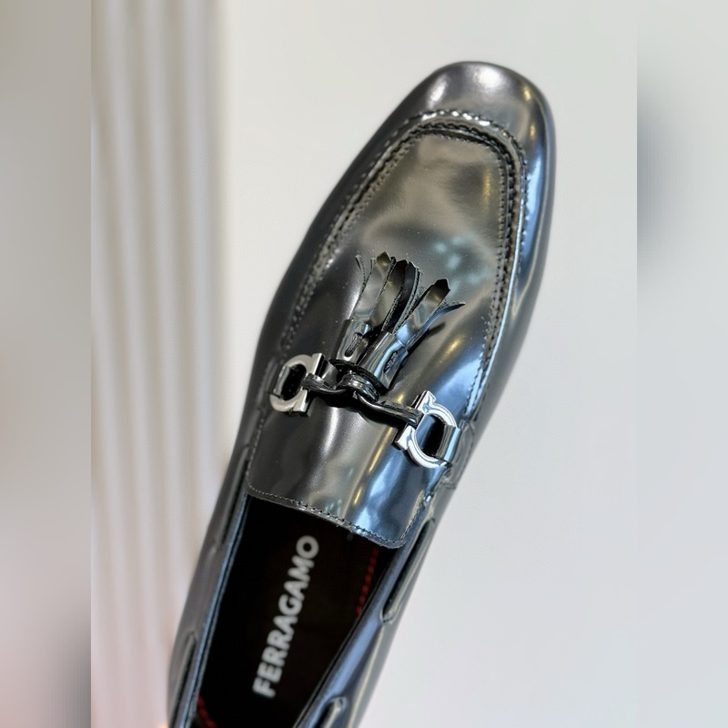 Ferragamo菲拉格慕Gancini扣飾流蘇鞋 這款男士樂福鞋精緻華美，閃亮
