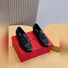 Ferragamo菲拉格慕Gancini扣飾流蘇鞋 這款男士樂福鞋精緻華美，閃亮