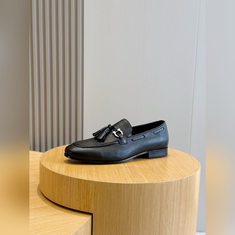Ferragamo菲拉格慕Gancini扣飾流蘇鞋 這款男士樂福鞋精緻華美，閃亮