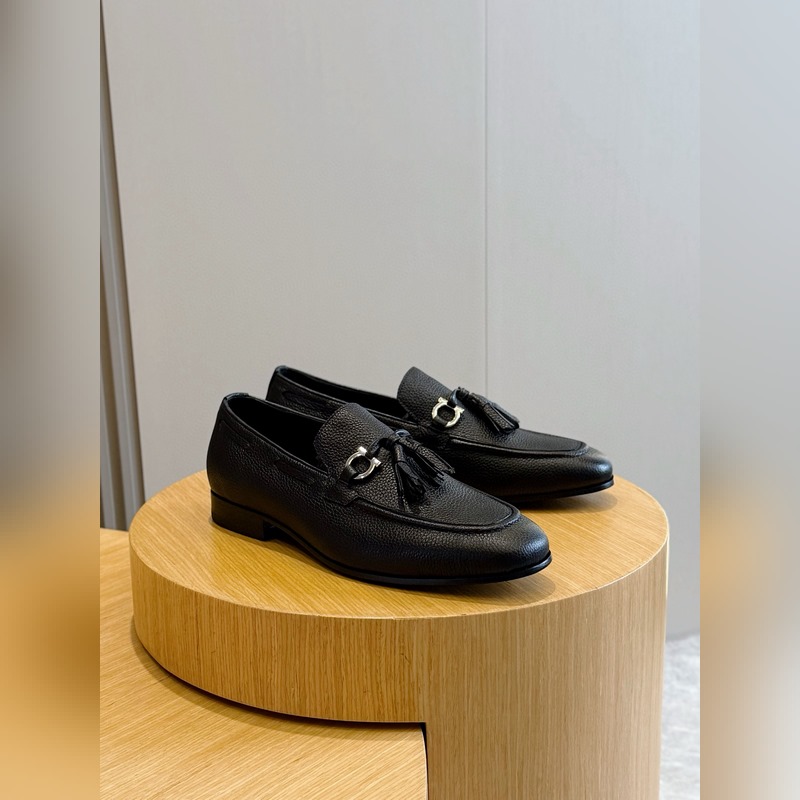 Ferragamo菲拉格慕Gancini扣飾流蘇鞋 這款男士樂福鞋精緻華美，閃亮