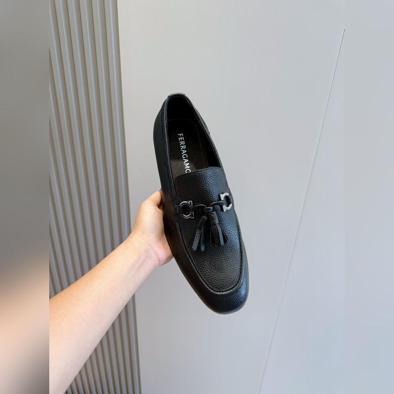 Ferragamo菲拉格慕Gancini扣飾流蘇鞋 這款男士樂福鞋精緻華美，閃亮