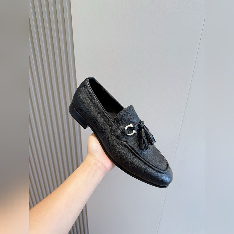 Ferragamo菲拉格慕Gancini扣飾流蘇鞋 這款男士樂福鞋精緻華美，閃亮