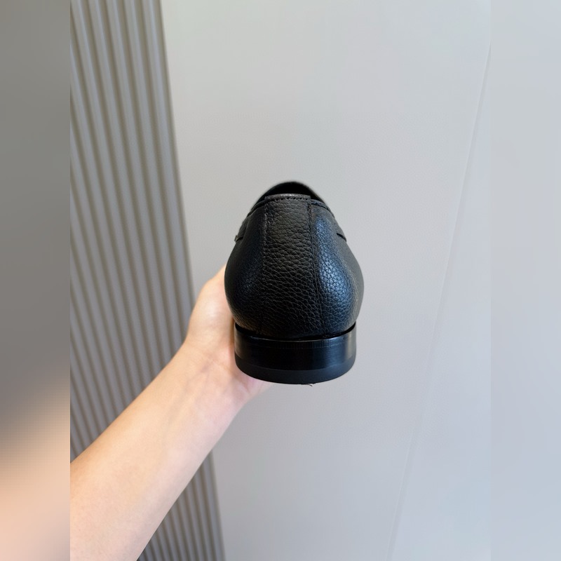 Ferragamo菲拉格慕Gancini扣飾流蘇鞋 這款男士樂福鞋精緻華美，閃亮