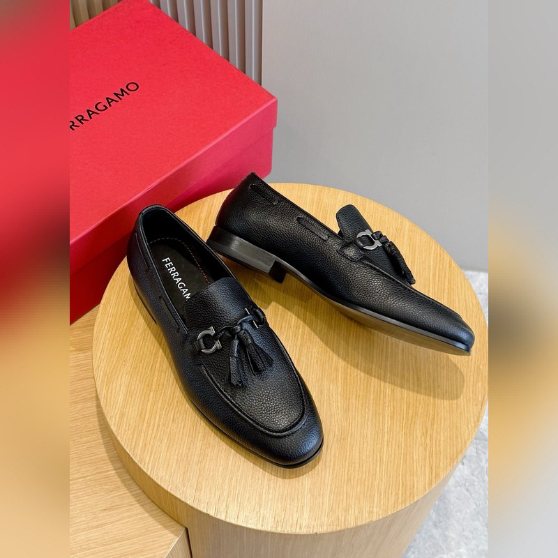 Ferragamo菲拉格慕Gancini扣飾流蘇鞋 這款男士樂福鞋精緻華美，閃亮