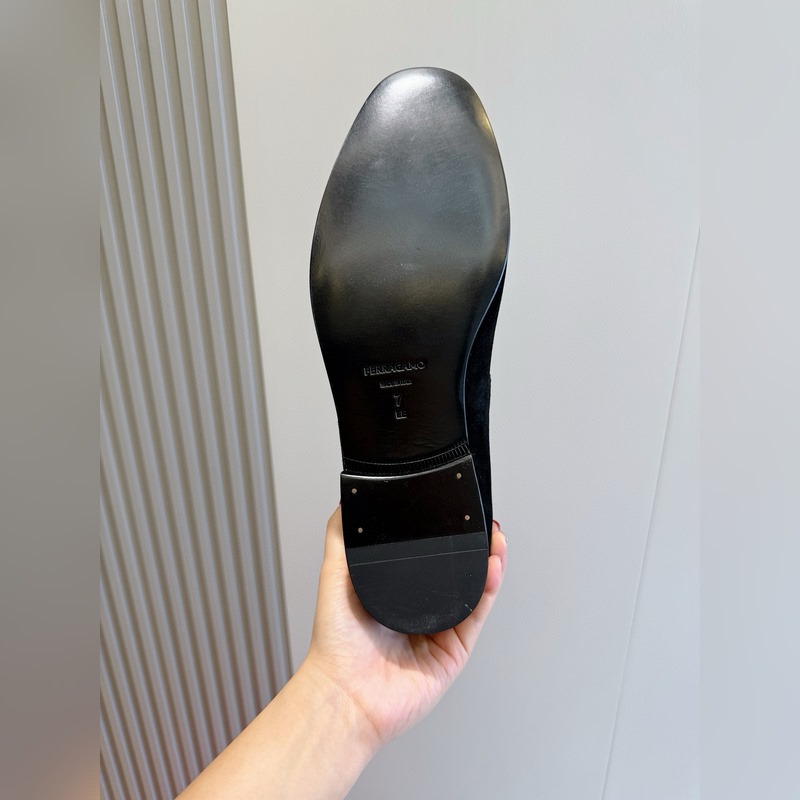 Ferragamo菲拉格慕Gancini扣飾流蘇鞋 這款男士樂福鞋精緻華美，閃亮