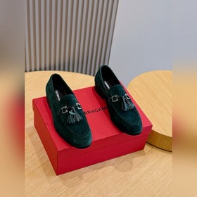 Ferragamo菲拉格慕Gancini扣飾流蘇鞋 這款男士樂福鞋精緻華美，閃亮