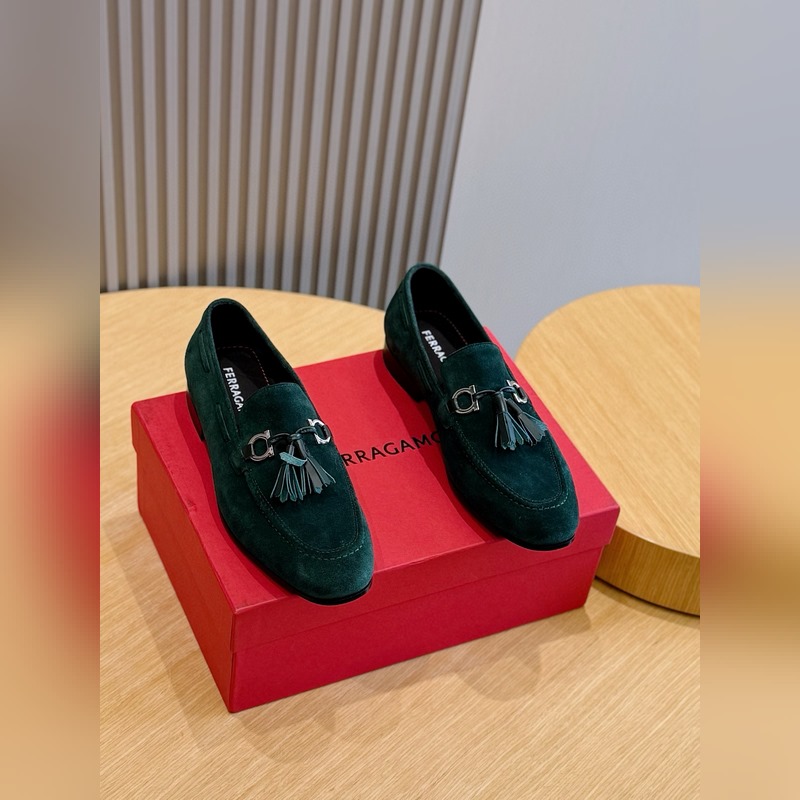 Ferragamo菲拉格慕Gancini扣飾流蘇鞋 這款男士樂福鞋精緻華美，閃亮