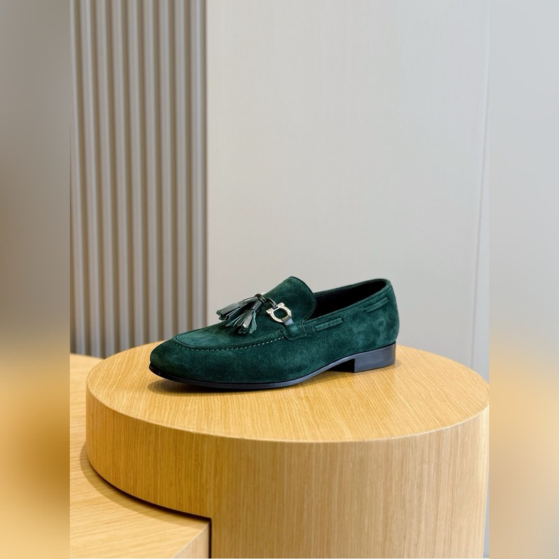 Ferragamo菲拉格慕Gancini扣飾流蘇鞋 這款男士樂福鞋精緻華美，閃亮