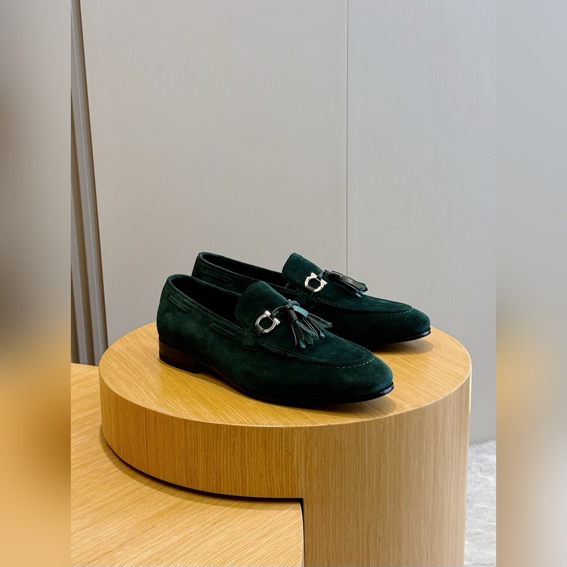 Ferragamo菲拉格慕Gancini扣飾流蘇鞋 這款男士樂福鞋精緻華美，閃亮