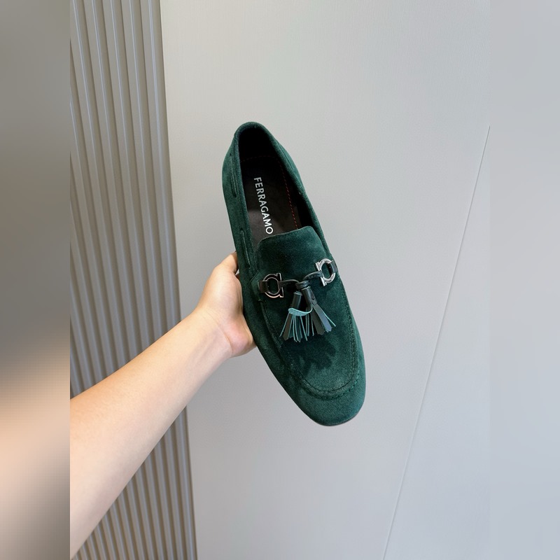 Ferragamo菲拉格慕Gancini扣飾流蘇鞋 這款男士樂福鞋精緻華美，閃亮