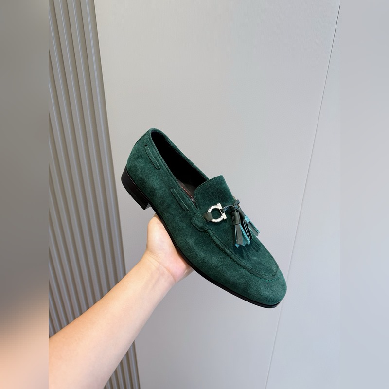 Ferragamo菲拉格慕Gancini扣飾流蘇鞋 這款男士樂福鞋精緻華美，閃亮