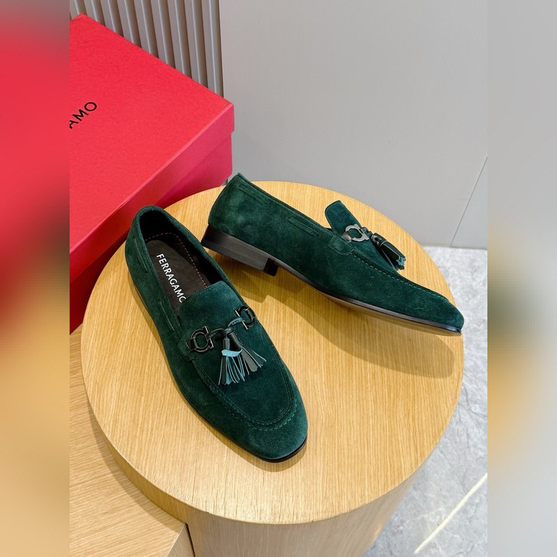 Ferragamo菲拉格慕Gancini扣飾流蘇鞋 這款男士樂福鞋精緻華美，閃亮