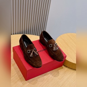Ferragamo菲拉格慕Gancini扣飾流蘇鞋 這款男士樂福鞋精緻華美，閃亮