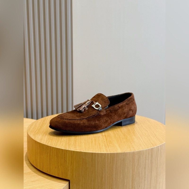 Ferragamo菲拉格慕Gancini扣飾流蘇鞋 這款男士樂福鞋精緻華美，閃亮