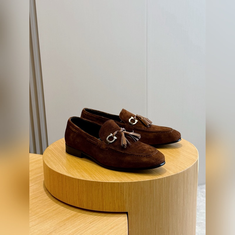Ferragamo菲拉格慕Gancini扣飾流蘇鞋 這款男士樂福鞋精緻華美，閃亮