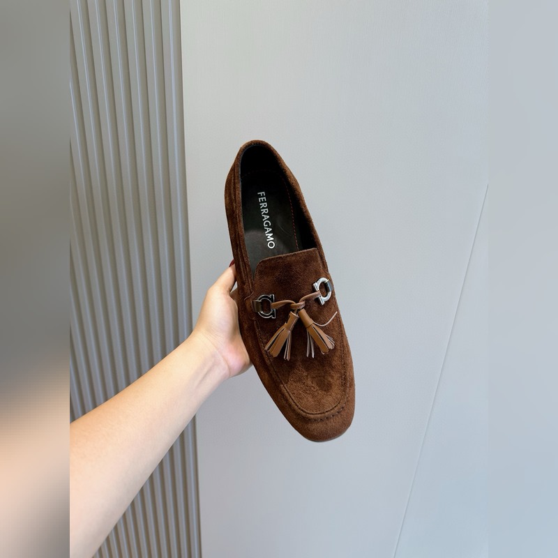 Ferragamo菲拉格慕Gancini扣飾流蘇鞋 這款男士樂福鞋精緻華美，閃亮