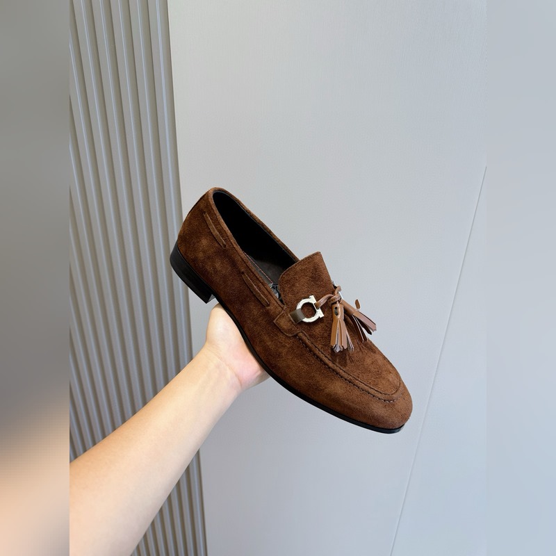 Ferragamo菲拉格慕Gancini扣飾流蘇鞋 這款男士樂福鞋精緻華美，閃亮