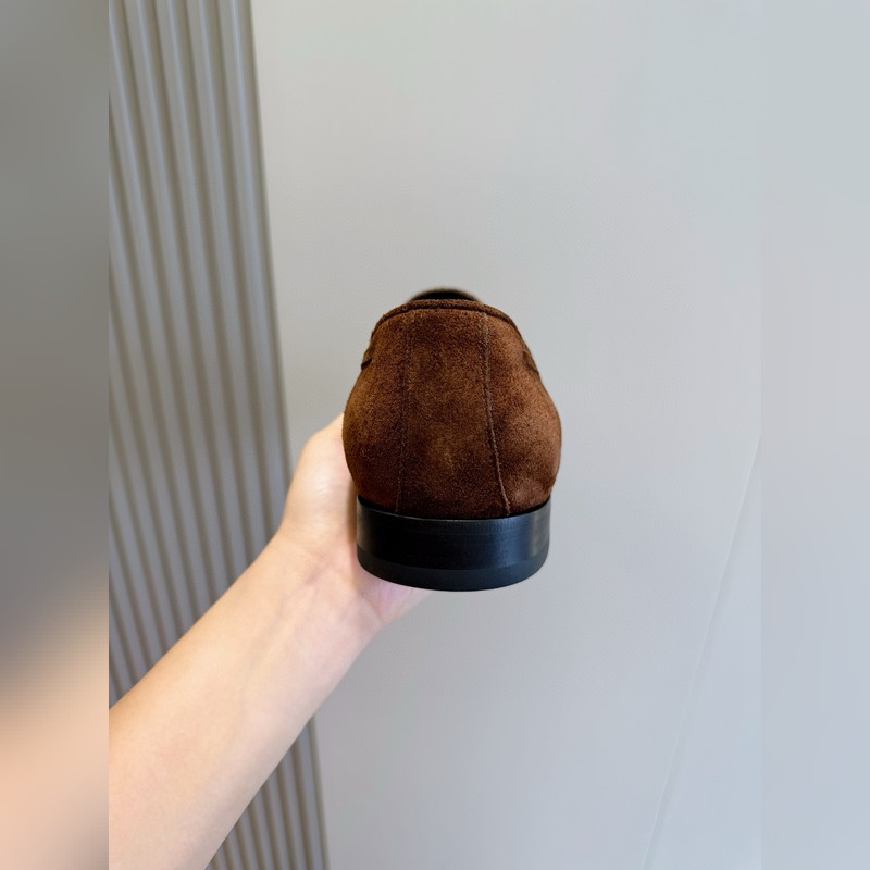 Ferragamo菲拉格慕Gancini扣飾流蘇鞋 這款男士樂福鞋精緻華美，閃亮