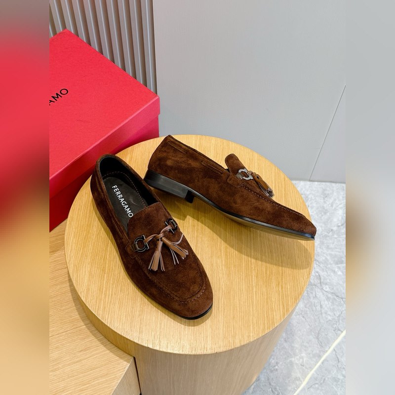 Ferragamo菲拉格慕Gancini扣飾流蘇鞋 這款男士樂福鞋精緻華美，閃亮