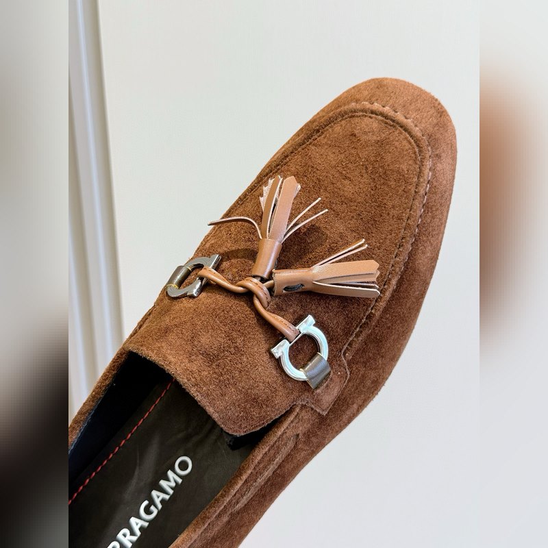 Ferragamo菲拉格慕Gancini扣飾流蘇鞋 這款男士樂福鞋精緻華美，閃亮