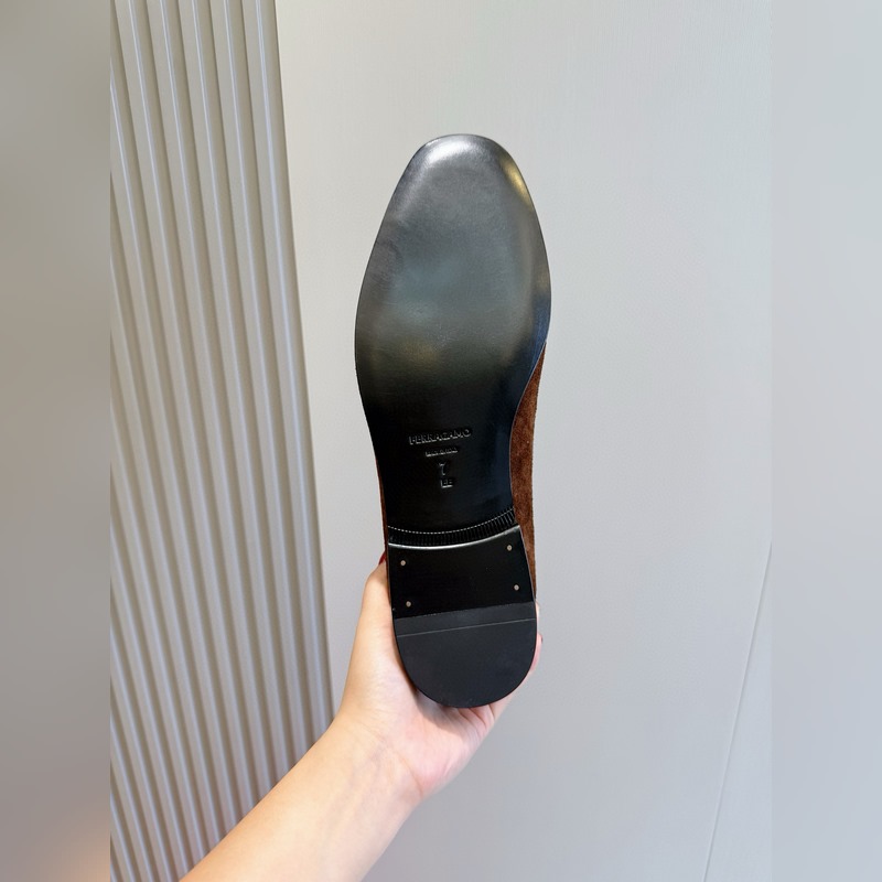 Ferragamo菲拉格慕Gancini扣飾流蘇鞋 這款男士樂福鞋精緻華美，閃亮