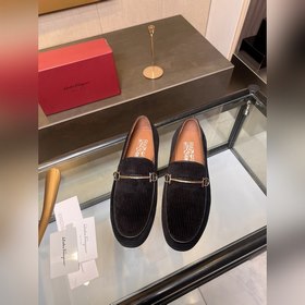 菲拉格慕Ferragamo男士精品皮鞋，這款男士樂福鞋型優雅，細節華麗，彰顯端莊