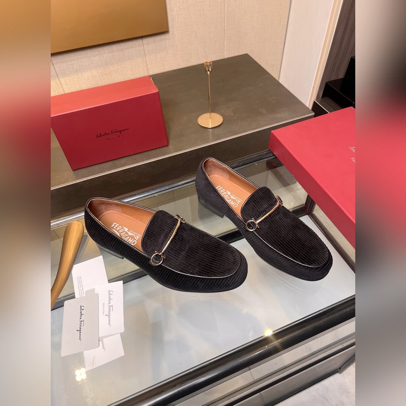 菲拉格慕Ferragamo男士精品皮鞋，這款男士樂福鞋型優雅，細節華麗，彰顯端莊