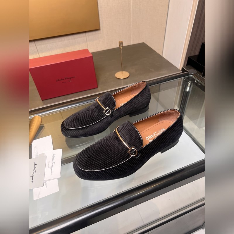 菲拉格慕Ferragamo男士精品皮鞋，這款男士樂福鞋型優雅，細節華麗，彰顯端莊