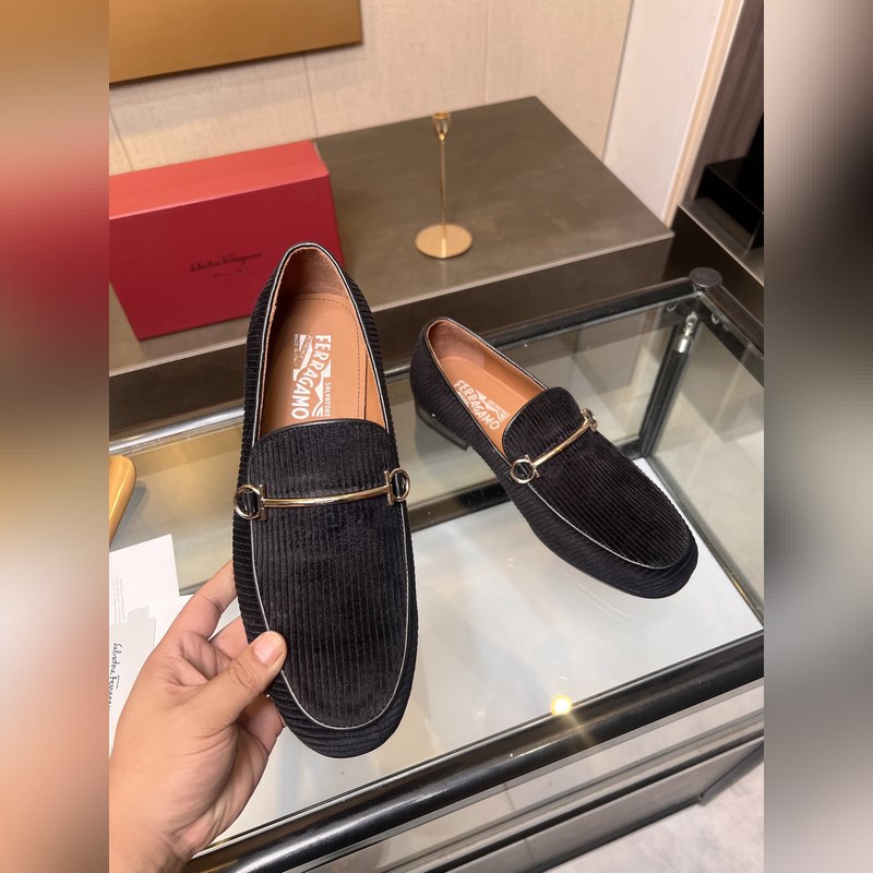 菲拉格慕Ferragamo男士精品皮鞋，這款男士樂福鞋型優雅，細節華麗，彰顯端莊