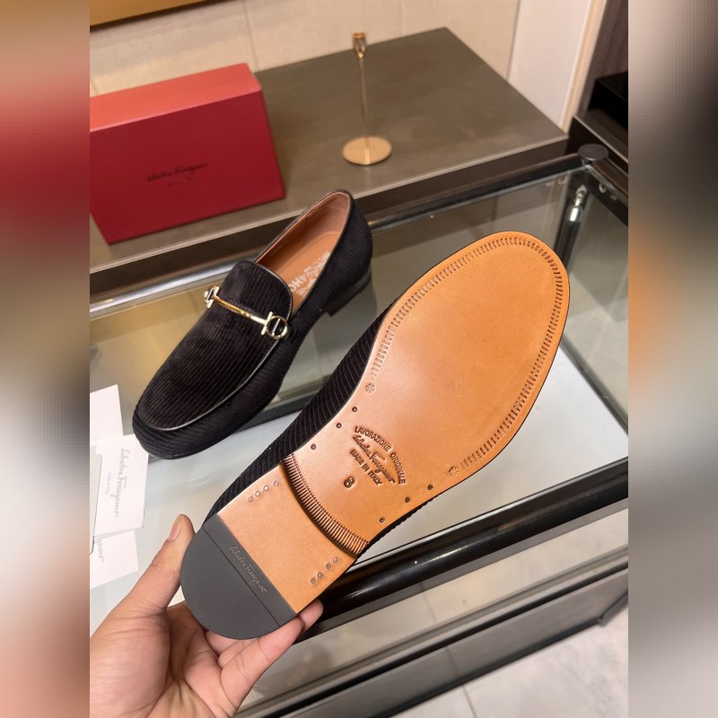 菲拉格慕Ferragamo男士精品皮鞋，這款男士樂福鞋型優雅，細節華麗，彰顯端莊