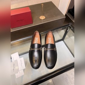 菲拉格慕Ferragamo男士精品皮鞋，這款男士樂福鞋型優雅，細節華麗，彰顯端莊