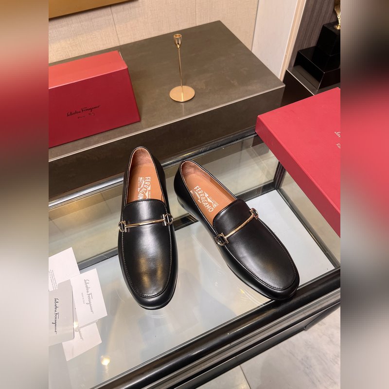 菲拉格慕Ferragamo男士精品皮鞋，這款男士樂福鞋型優雅，細節華麗，彰顯端莊