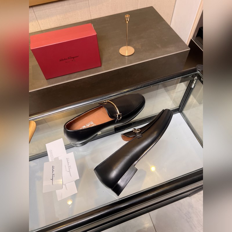 菲拉格慕Ferragamo男士精品皮鞋，這款男士樂福鞋型優雅，細節華麗，彰顯端莊