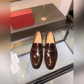 菲拉格慕Ferragamo男士精品皮鞋，這款男士樂福鞋型優雅，細節華麗，彰顯端莊