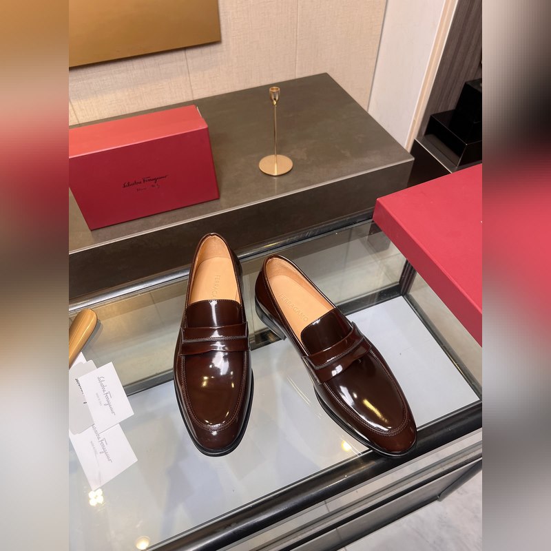 菲拉格慕Ferragamo男士精品皮鞋，這款男士樂(lè)福鞋型優(yōu)雅，細(xì)節(jié)華麗，彰顯端莊