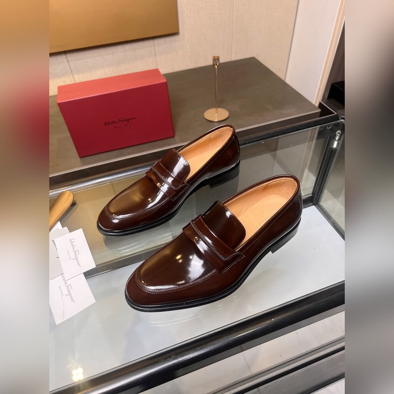 菲拉格慕Ferragamo男士精品皮鞋，這款男士樂(lè)福鞋型優(yōu)雅，細(xì)節(jié)華麗，彰顯端莊