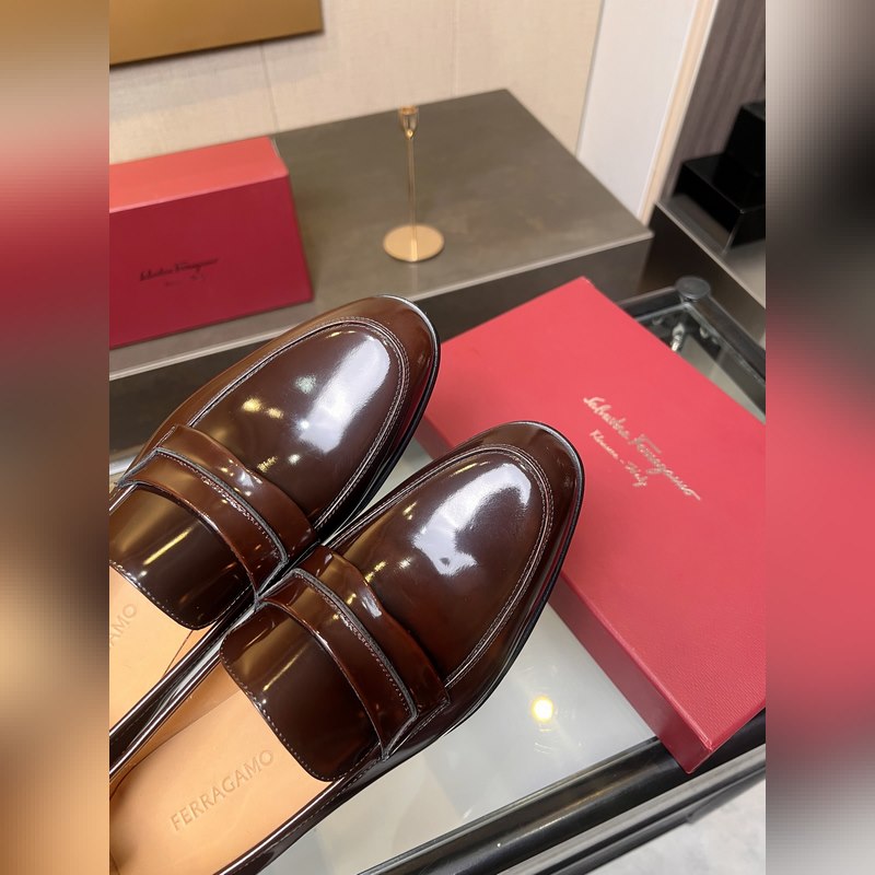 菲拉格慕Ferragamo男士精品皮鞋，這款男士樂(lè)福鞋型優(yōu)雅，細(xì)節(jié)華麗，彰顯端莊