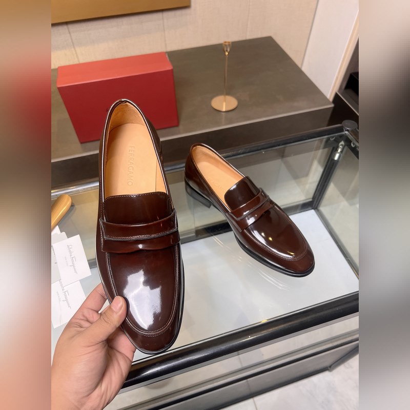 菲拉格慕Ferragamo男士精品皮鞋，這款男士樂(lè)福鞋型優(yōu)雅，細(xì)節(jié)華麗，彰顯端莊