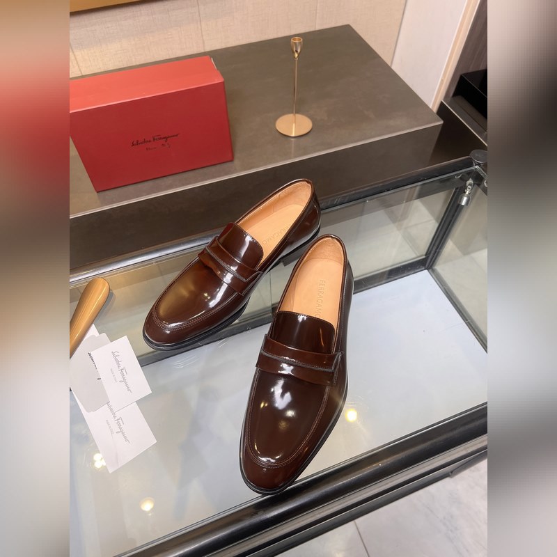 菲拉格慕Ferragamo男士精品皮鞋，這款男士樂(lè)福鞋型優(yōu)雅，細(xì)節(jié)華麗，彰顯端莊