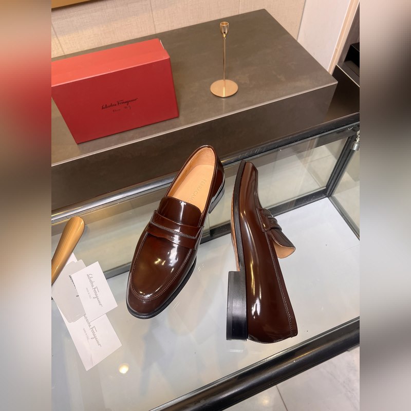 菲拉格慕Ferragamo男士精品皮鞋，這款男士樂(lè)福鞋型優(yōu)雅，細(xì)節(jié)華麗，彰顯端莊