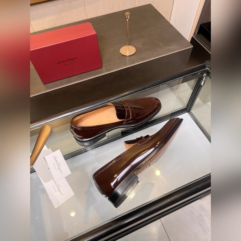 菲拉格慕Ferragamo男士精品皮鞋，這款男士樂(lè)福鞋型優(yōu)雅，細(xì)節(jié)華麗，彰顯端莊